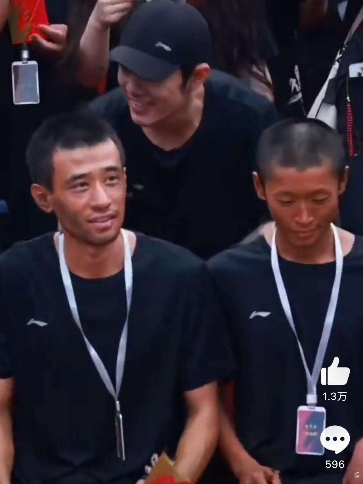 #孔笙肖战开机同框#看来肖战这个新剧是要突破以往的风格啊，看起来变黑了也变糙汉了
