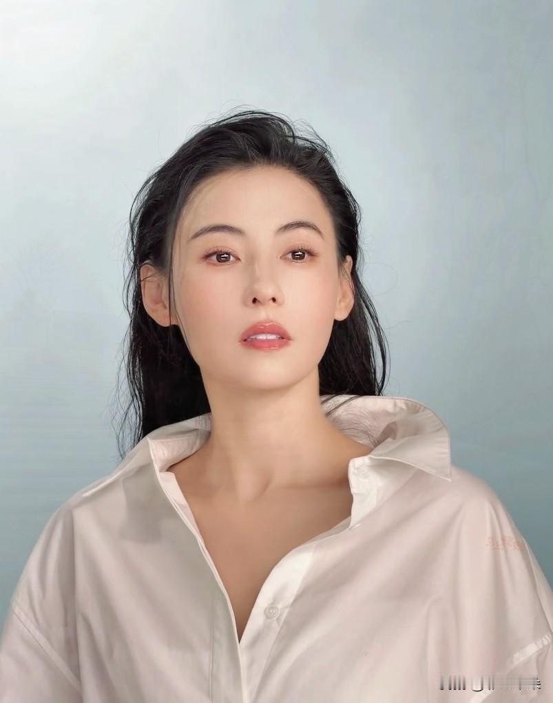 给婆婆翻看张柏芝的照片，老人家感慨道：看着满身疲惫，大大小小琐事全都自己扛，好像