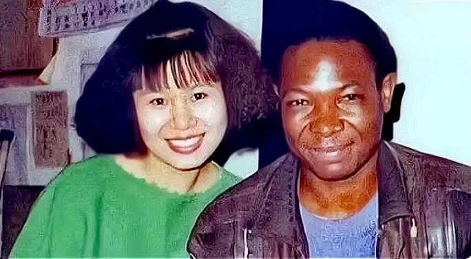 1996年，清华硕士王丽红不顾父母强烈反对，远嫁非洲乌干达，母亲以死相逼，父亲一