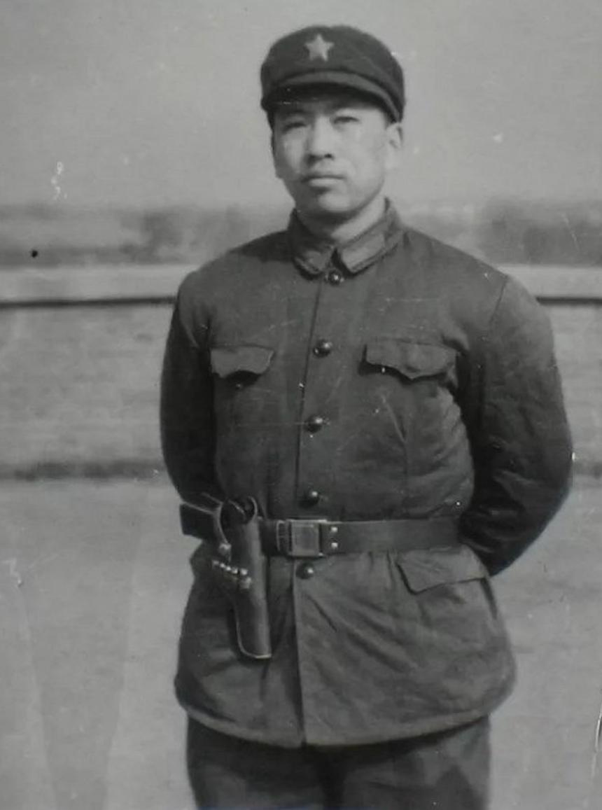 杨志军，当代著名作家，1955年5月出生于青海西宁，祖籍河南孟津，定居在青岛。1