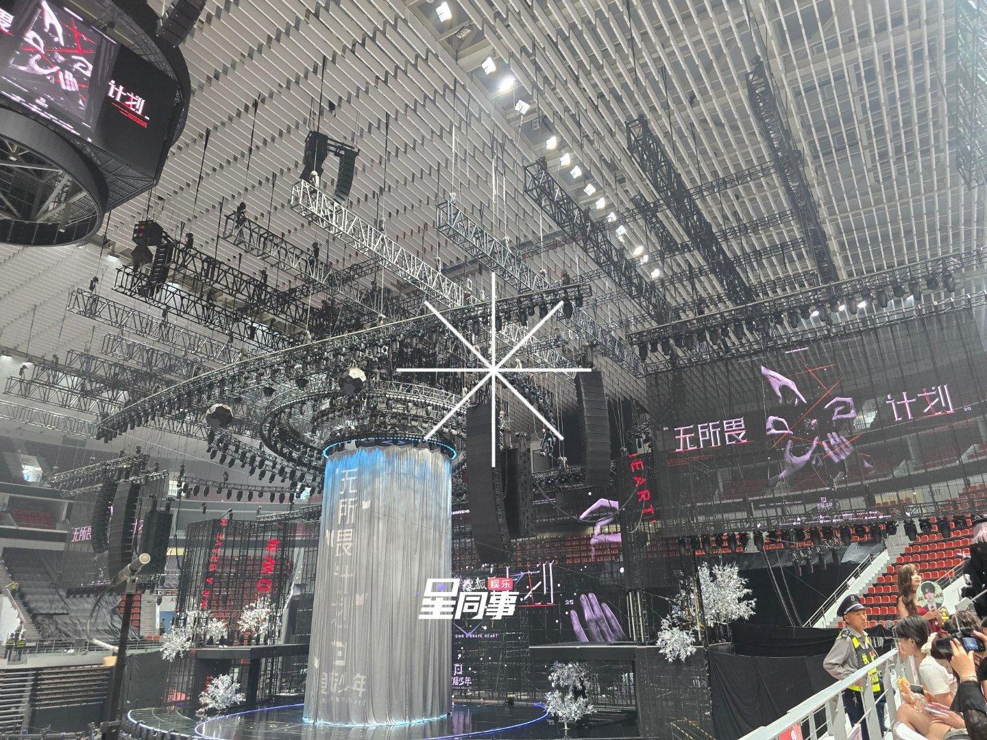登陆少年演唱会 倒计时十五分钟的现场灯牌情况，你为谁而来[打call]灯牌 朱志