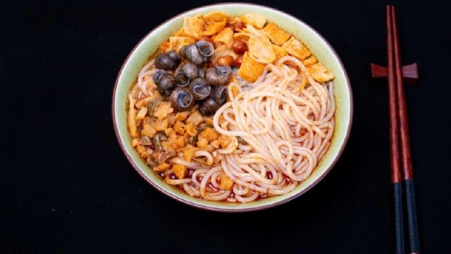 首先，直接回答：广西粉出名，靠的是“汤、粉、料、酸”四样绝活，但更重要的是，它把