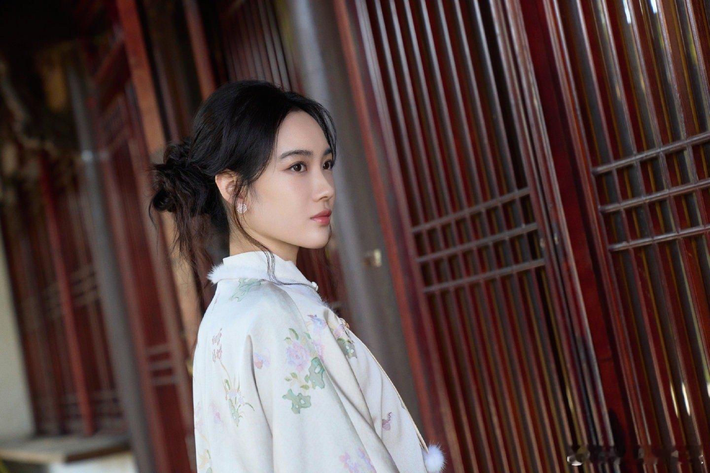 赵嘉敏新中式美人 赵嘉敏把新中式韵味穿在了身上！《玉茗茶骨》首映礼造型雅致满分，