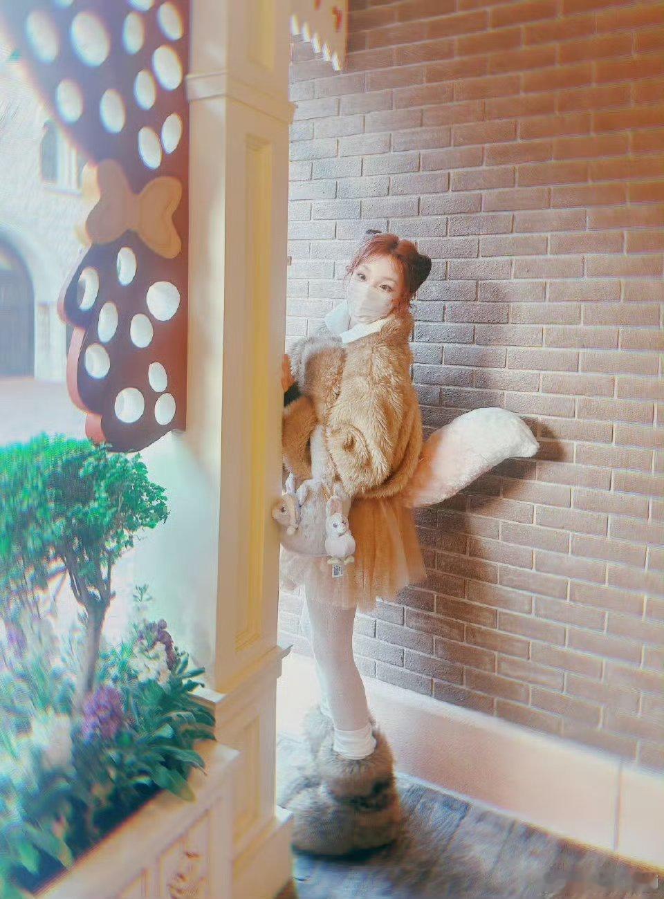 宋雨琦上海迪士尼vlog 被宋superstar的小兔叽模样萌化了！首本五大杂志