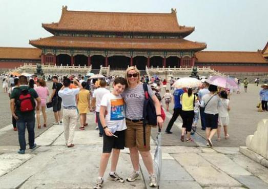 2017年，美国富婆为了让7岁的儿子体验贫穷，带儿子到中国旅游，表示在贫穷的国家