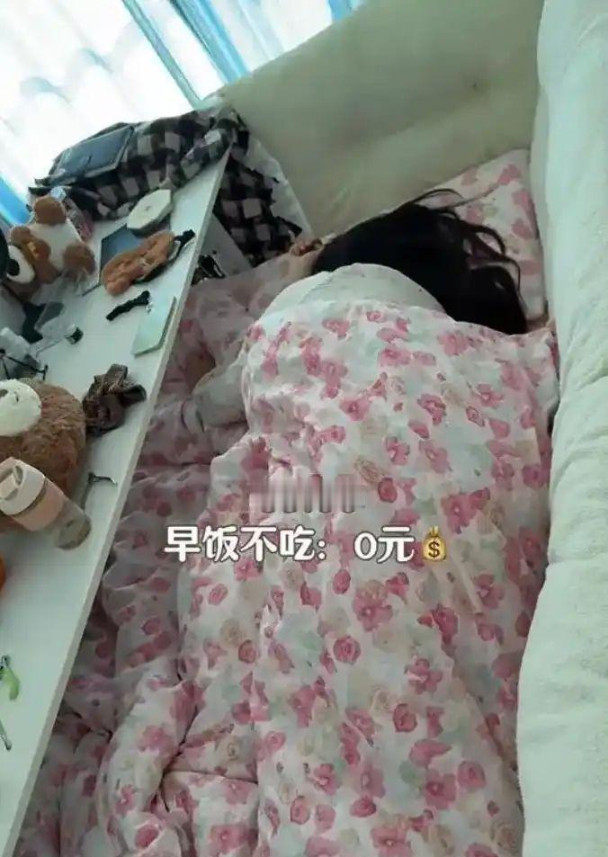 24岁女孩失业四个月，每天只花21元躲进出租屋：毁掉年轻人的不是躺平，而是那根压