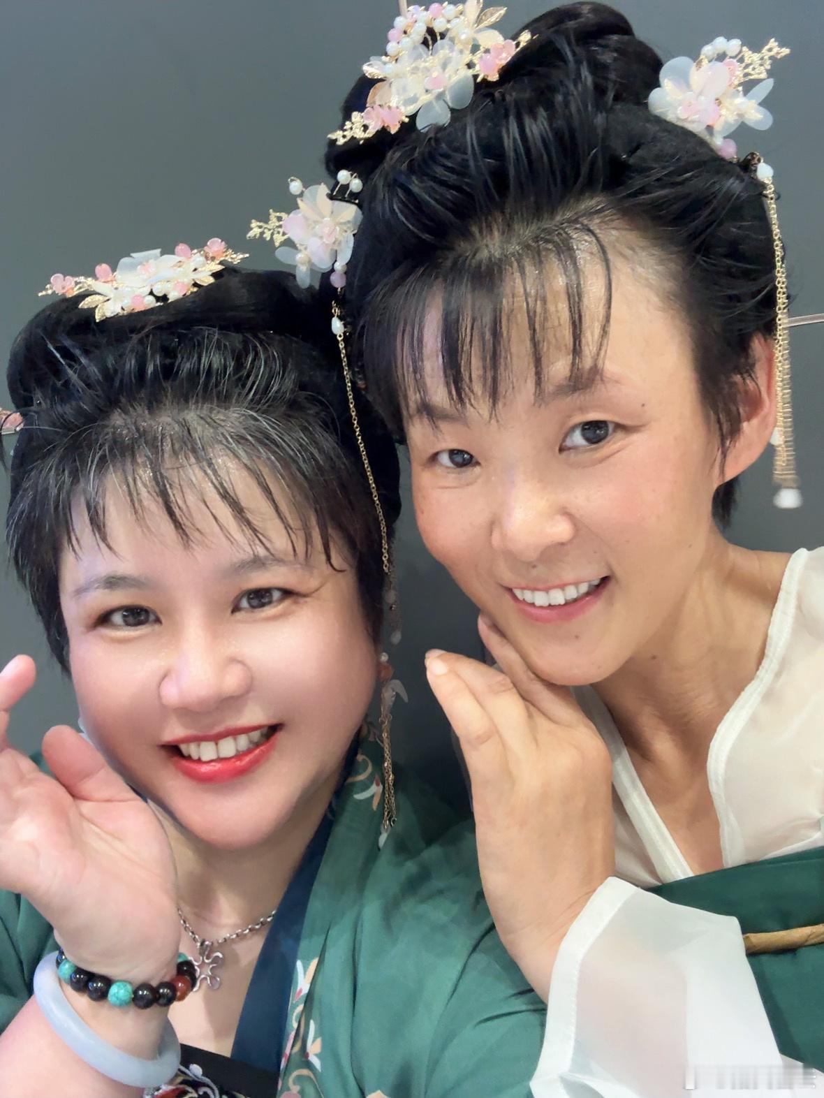 哈哈，今天超短发的我们俩，自己第一次尝试着做假发造型，感觉这5毛效应还不错呀，至