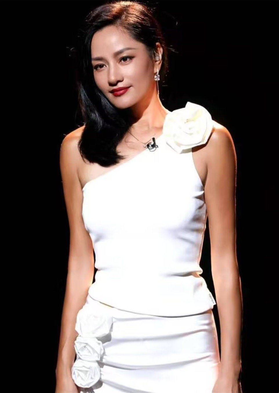 清迈偶遇55岁瞿颖一家四口，女儿身高近170，老公看着也就30出头 