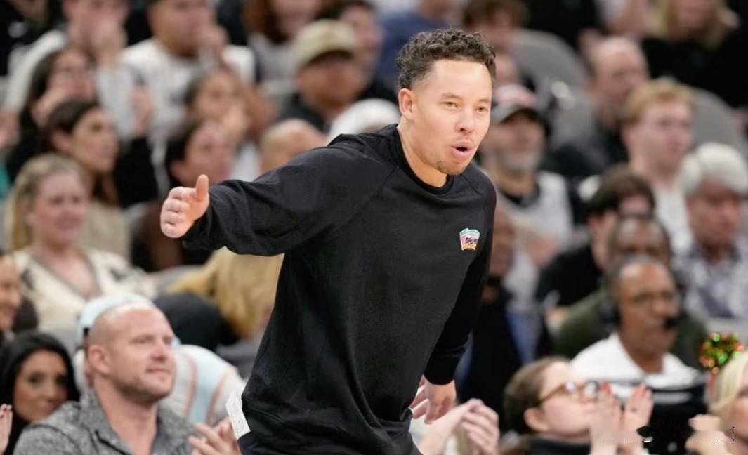 米奇将文班亚马放替补后，全联盟都慌了！怎么排阵容应对呢？联盟没有一支球队敢把自己