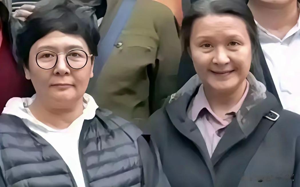 她俩曾是北京电影学院表演系的同班同学，1980年，她俩还是在校学生时，就各自主演