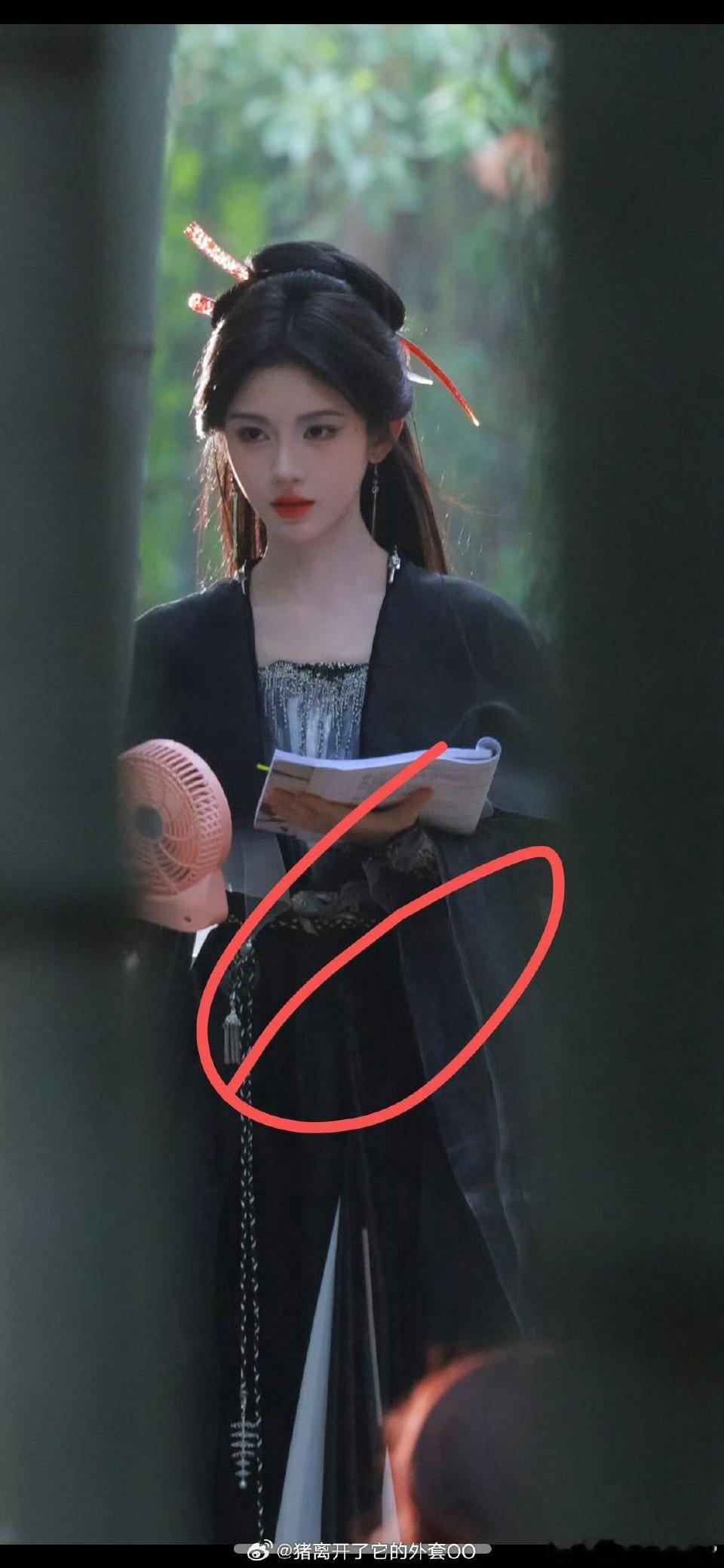 鞠婧祎[超话]鞠婧祎来战黑衣路透哇塞，我们阿黛的衣橱又更新了，这次是黑衣阿黛，暗