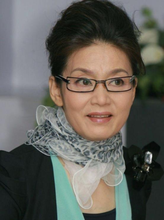 1979年，刚结婚1年的潘虹，出轨了导演杨延晋。可杨延晋的妻子洪融不是省油的灯，