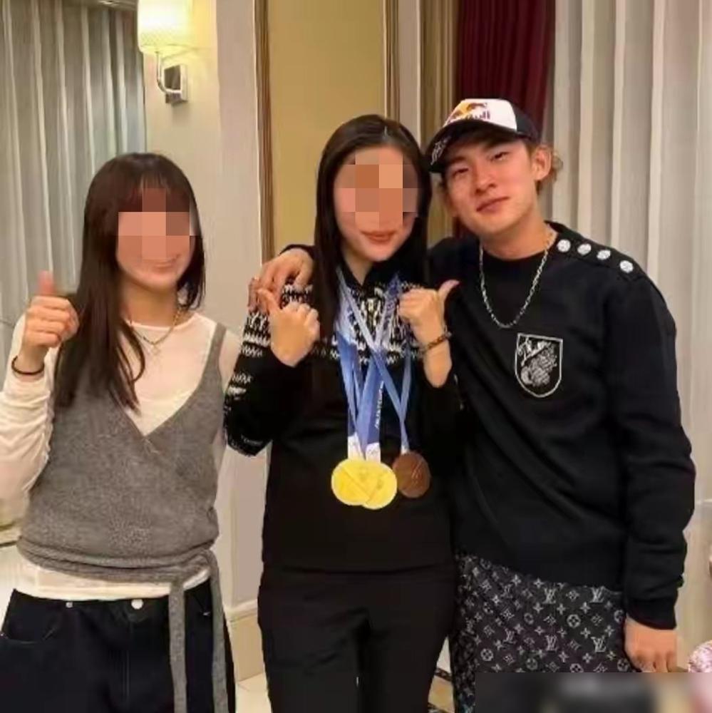 冬奥冠军苏翊鸣，四年情断竟只因一张照片？朱意直接取关，这下可玩大了！
 
两人米