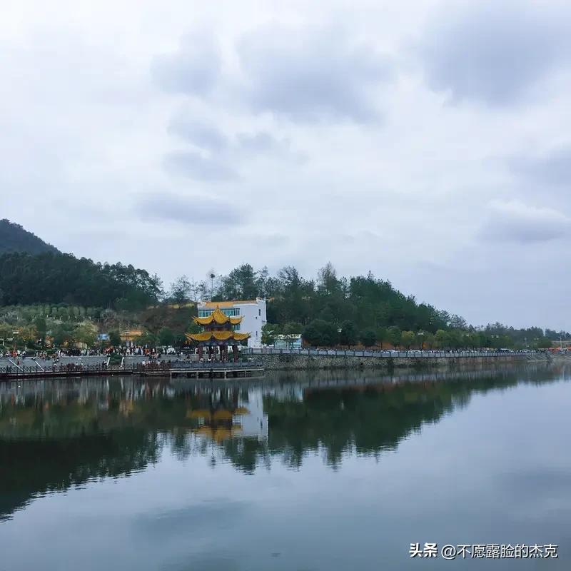 教育反思录（1138）
很多人知道补课无用
还给孩子补课
原因就在于
这些人喜欢