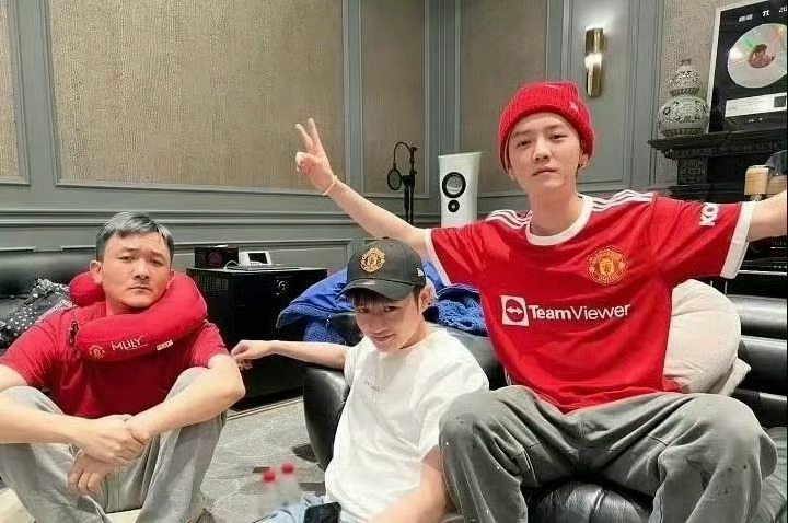鹿晗 关晓彤网红自爆和鹿晗关系不一般，放出视频截图锤细节。红发对应24年醉酒名场
