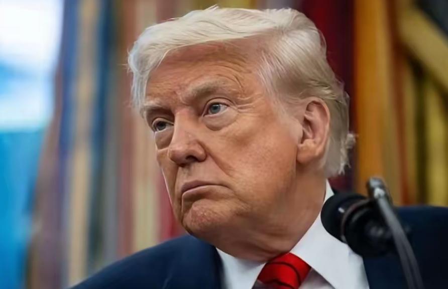 这老头儿有时候看着也挺真实的。
最大的优点是想得开。
有记者问他，有大国向伊朗输