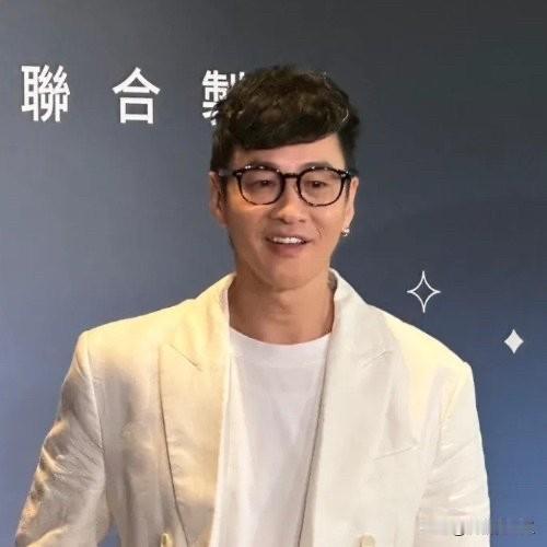 张凌赫松了一口气
因为何润东说他不会考虑拍戏，现在在专注导演工作，他很体面的说，