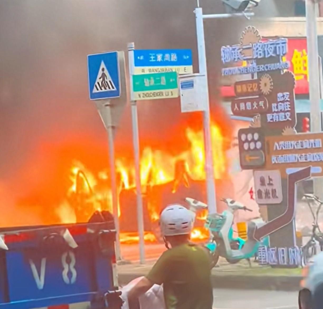 烧了18小时！48万平仓库变火海，这10个字却让全网泪目


凌晨5点，广州中大