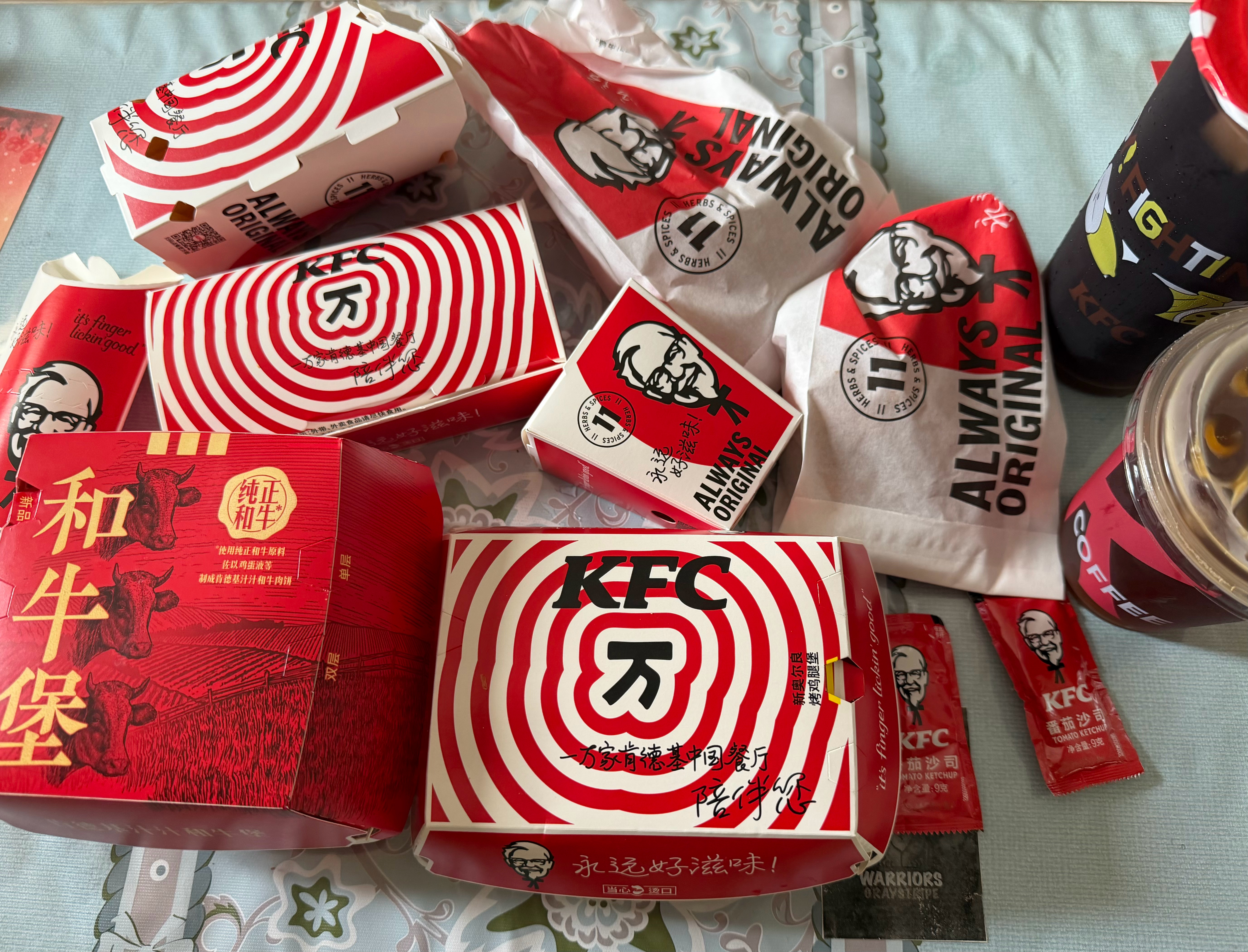 我和儿子嘴馋了都想吃肯德基了，点个外卖边吃边看小地球哈～ 
