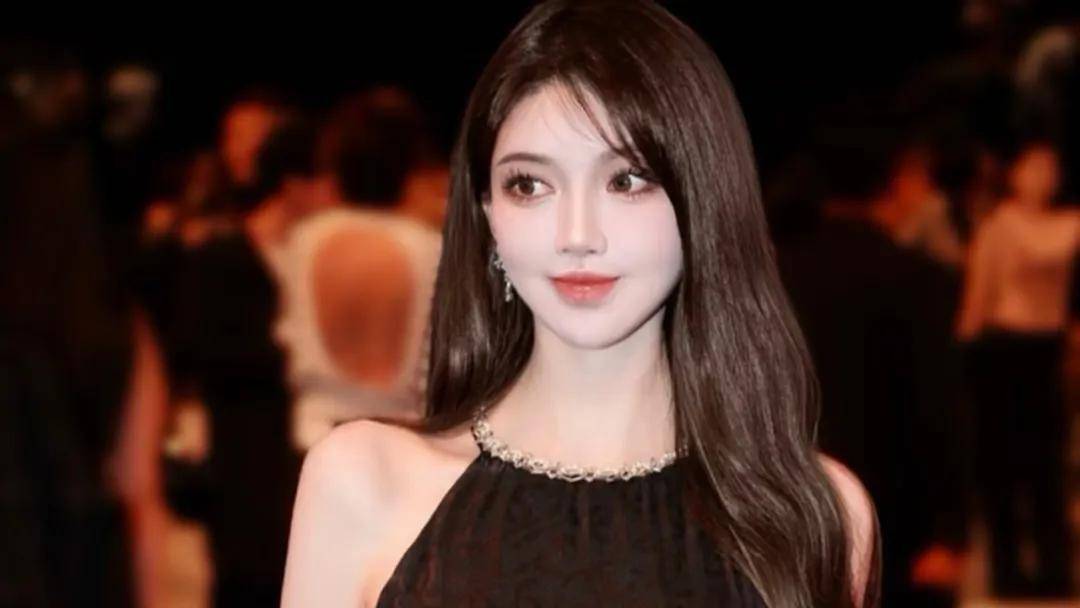 黄晓明和叶珂恋情曝光。两人均离异，有各自的孩子。黄晓明发文澄清再婚传闻，表示与叶