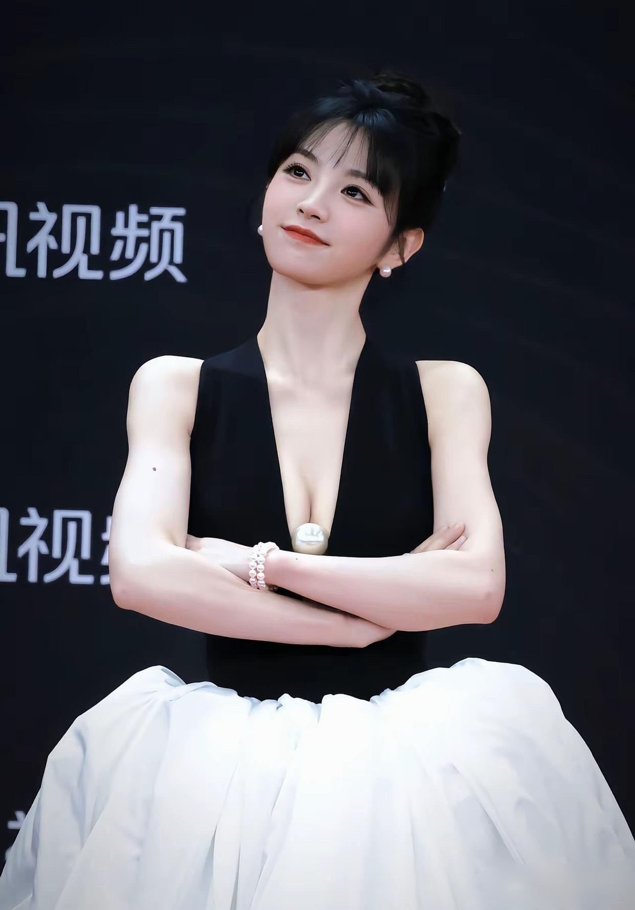 田曦薇胸口的大珍珠太抢眼了 