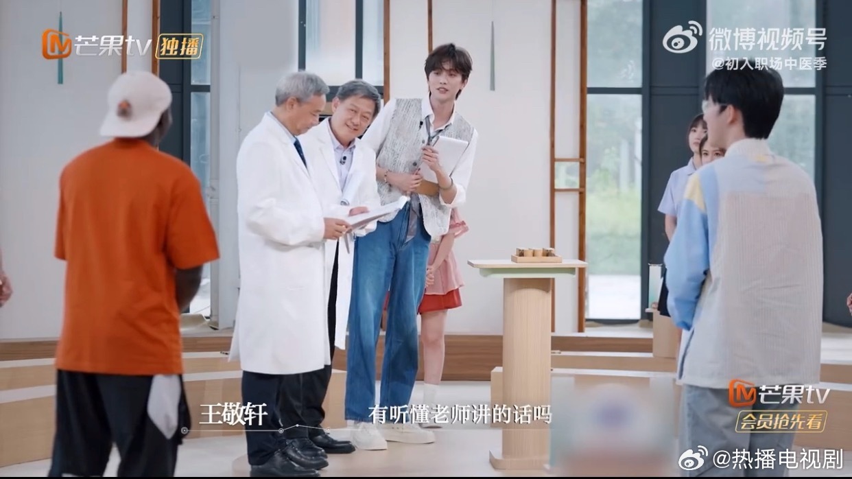 王敬轩顶级中译中刘清泉大夫说非洲有中国没有的草药，结果王敬轩一句中译中变成 “多