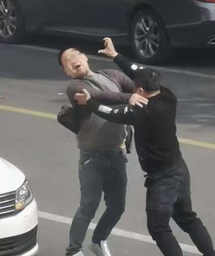 一名警官在普法时曾提醒大家，遇到争执时如果对方先动手，建议千万不要还手。只要坚持