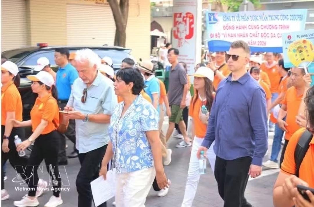 今天（8月2日）越南胡志明市举办关爱橙剂受害者步行活动，让这场跨越半个世纪的战争