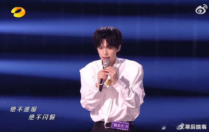 魏忠杰就在这瞬间 谁被狠狠点燃！《就在这瞬间》的旋律搭配他充满爆发力的歌声，把对