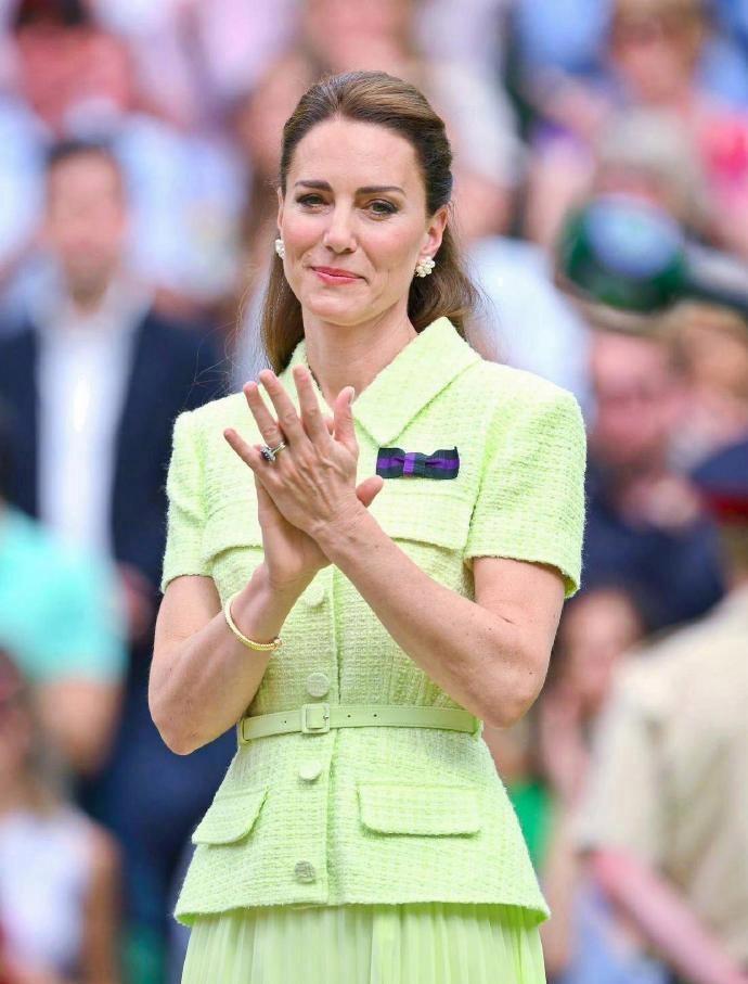 凯特王妃战胜了病魔，终于出来营业了，看这样子，恢复的不错啊，身上的衣服也搭配的很