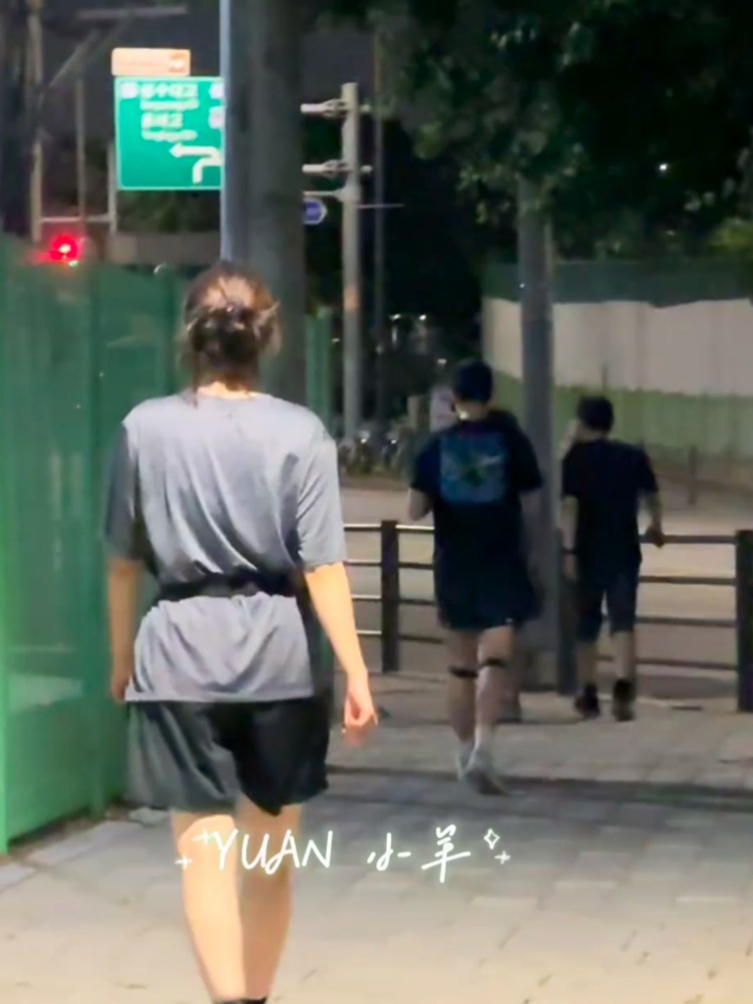 全小韩都在偶遇我的男孩边伯贤跑步但是p3的解读太好笑了啊啊啊人在尴尬的时候就会多
