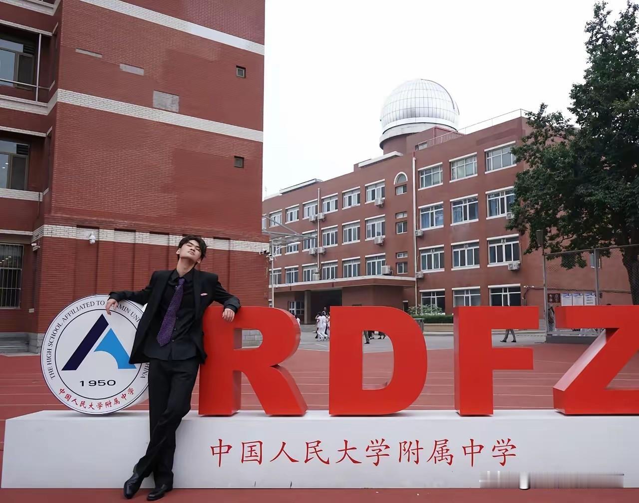 小虎顺利高中毕业，还拿到了加州伯克利的录取通知，真的太争气了！
陈建斌和蒋勤勤夫