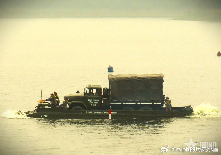 2025年越南海军第131旅的官兵在陆军工程竞赛中，使用两栖车辆展示了他们的渡河