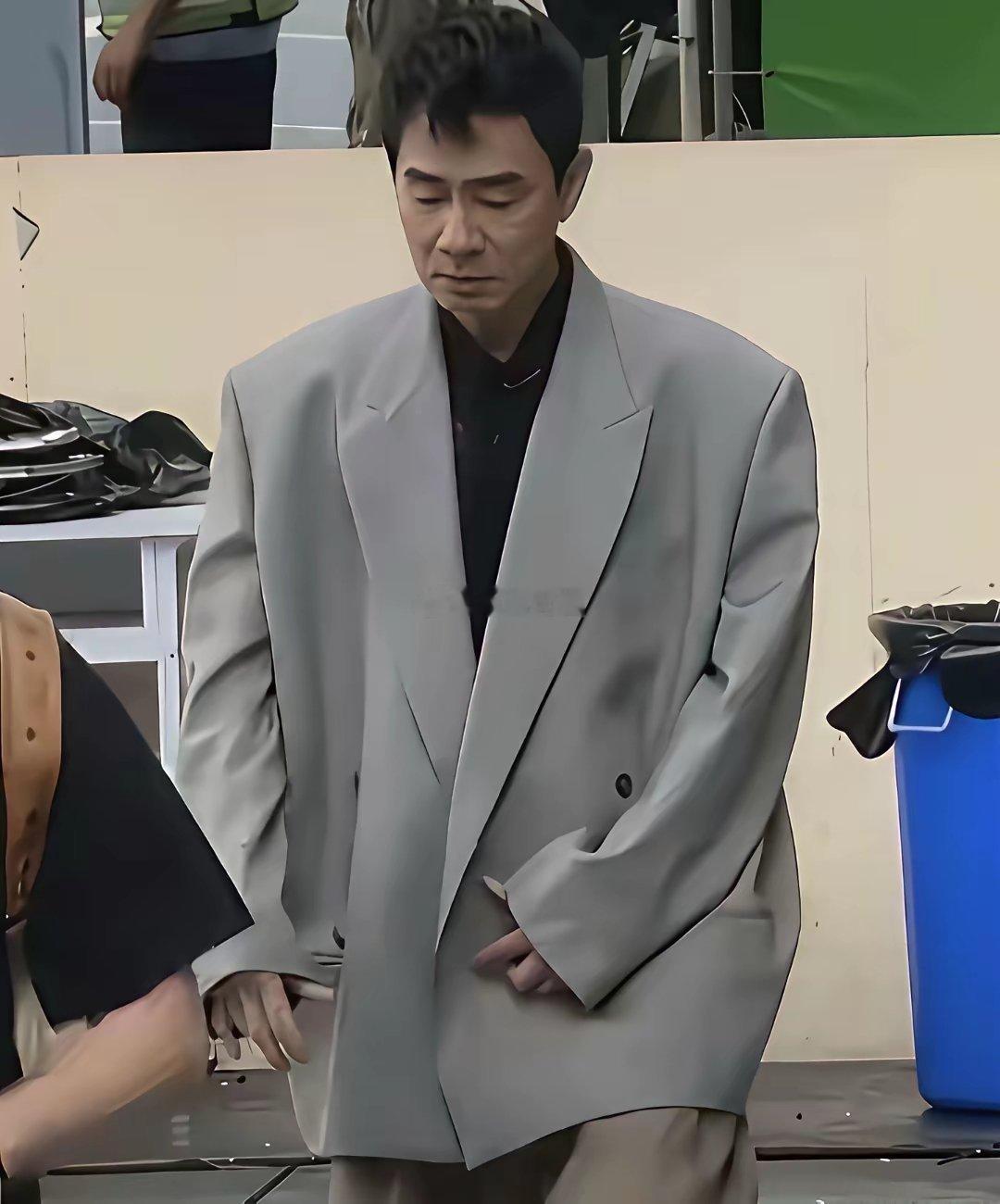 陈小春这么年轻的人，居然穿80年代的衣服，不会违和吗？ 