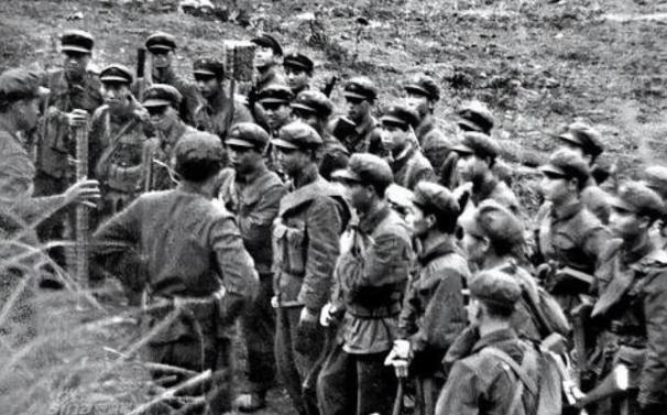 1979年，越南老百姓发现一个怪象：中国军队撤退时，为什么专炸水泥电线杆？
 