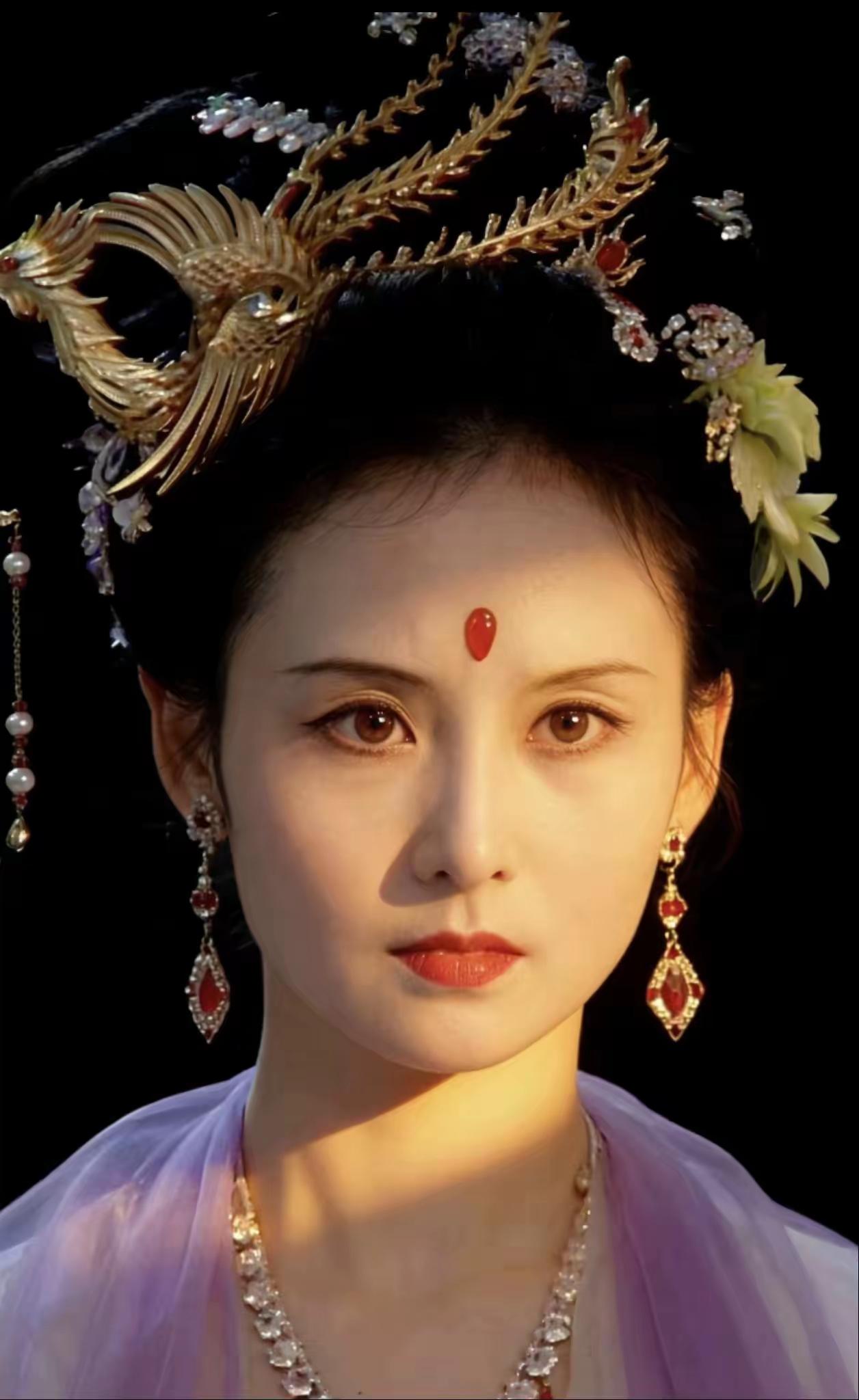 如果这样把精修图放在一起的话朱琳看起来并不是特别的突出呀！
当年都说女儿国国王的
