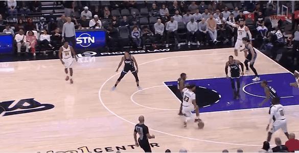 五佳球！小哈达威上演单臂隔扣！
在今天NBA常规赛掘金对阵国王的第二节比赛中，小