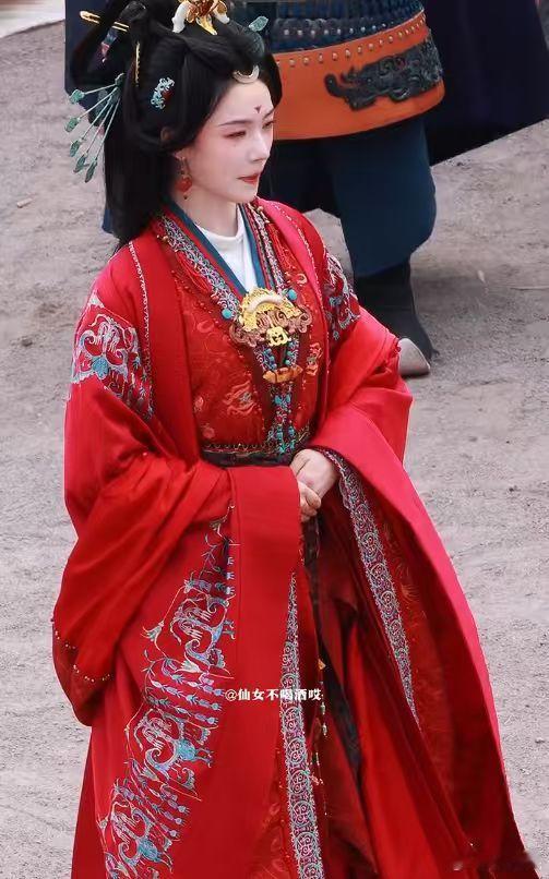 林允红嫁衣女王级别林允归鸾温瑜婚服造型路透林允红嫁衣女王级别，林允归鸾温瑜婚服造