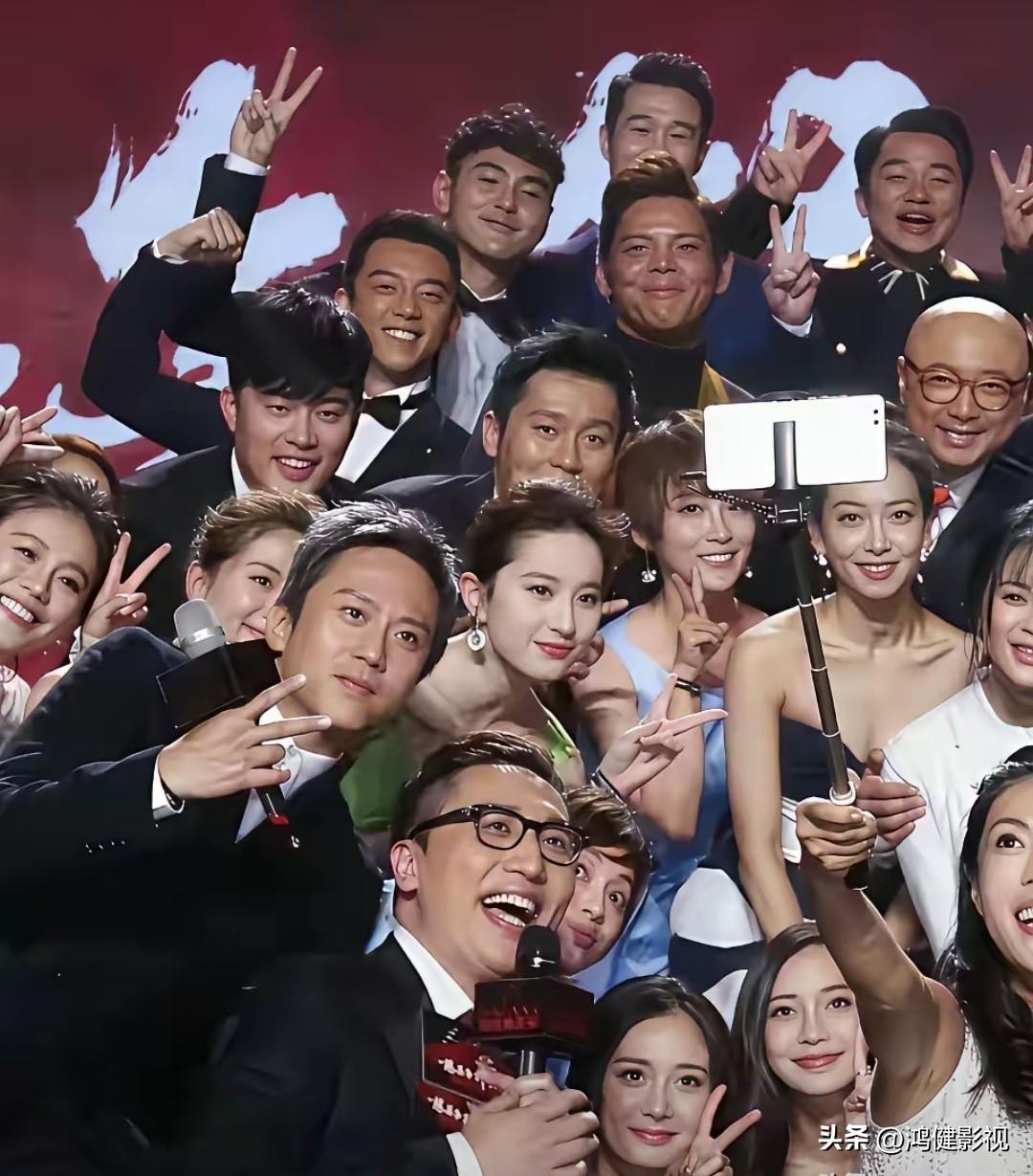 第一眼就看到细眉飞扬，明眸善睐，秀韵多姿的刘亦菲，孙俪被挡的挺严严实实，能找到她