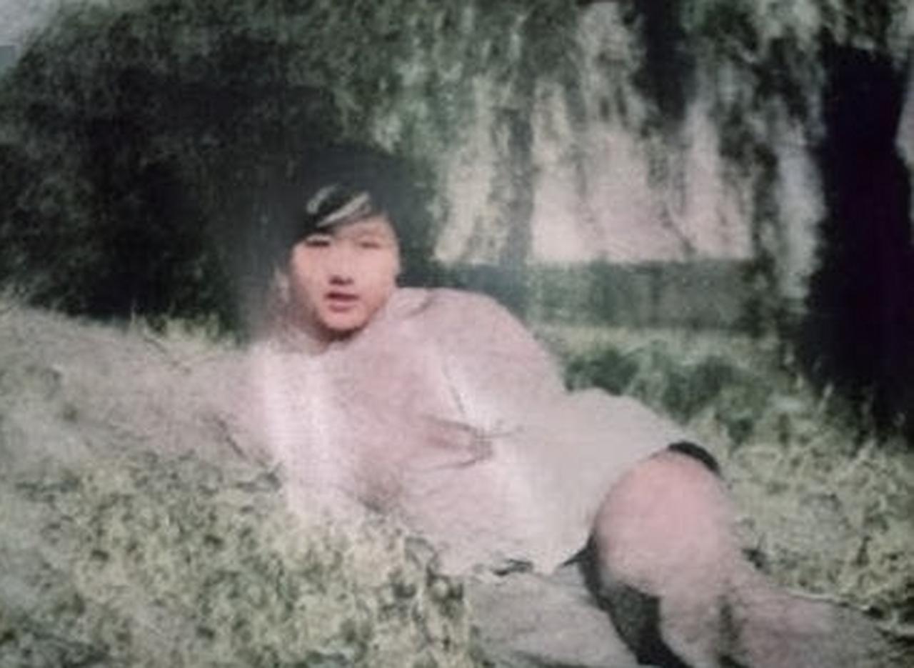 1938年，一名18岁女兵看见连长中弹倒地，连忙冲上前去，举起一块石头重重朝日军