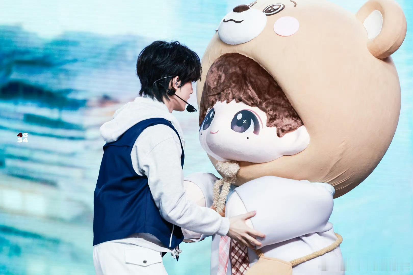 苏新皓说给妈妈们说再见苏新皓抱着玩偶轻声说“和妈妈们说再见”，苏新皓的温柔真的刻