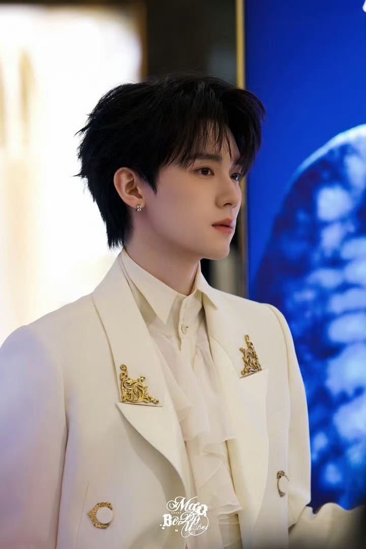 周翊然周翊然沈阳线下活动状态 白西装、梨涡笑、贵气感。周翊然今天这三个buff叠