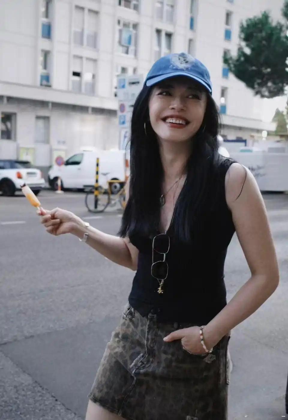 姚晨带火了“夏天3件套”，背心+豹纹裙+棒球帽，时髦洋气又高级 姚晨姚晨