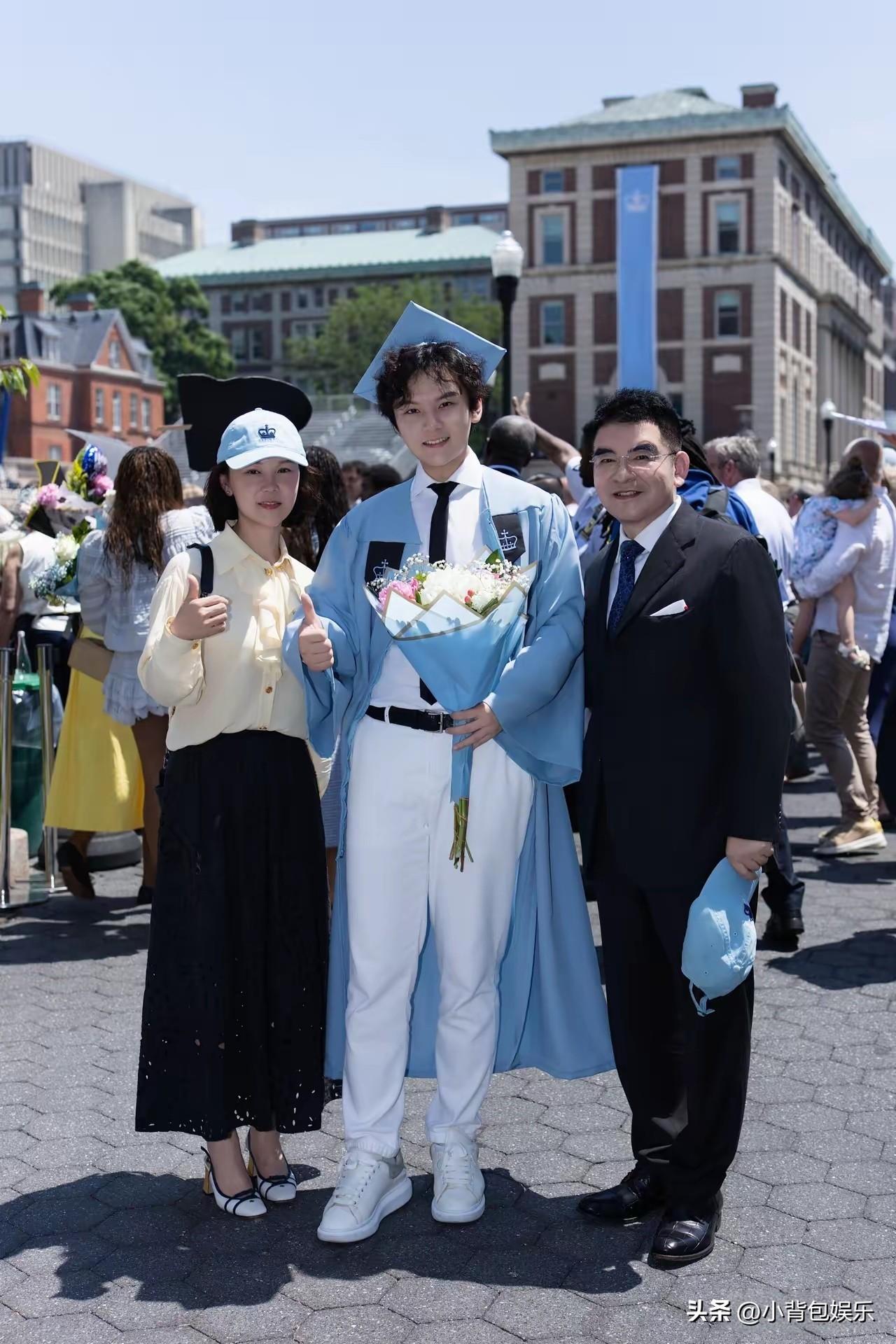 慈善家陈光标一家三口，儿子高大帅气，个头比爸爸妈妈都高，一家人喜气洋洋。[烟花]