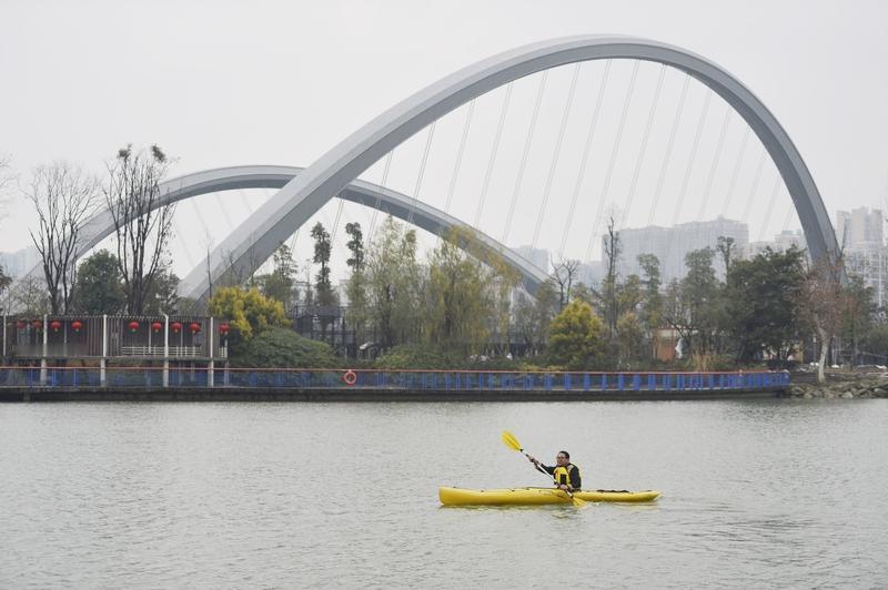 71岁的大爷们可太猛了！成都的刘桂元大爷，1月7日在锦江绿道锻炼时，听到有人喊落