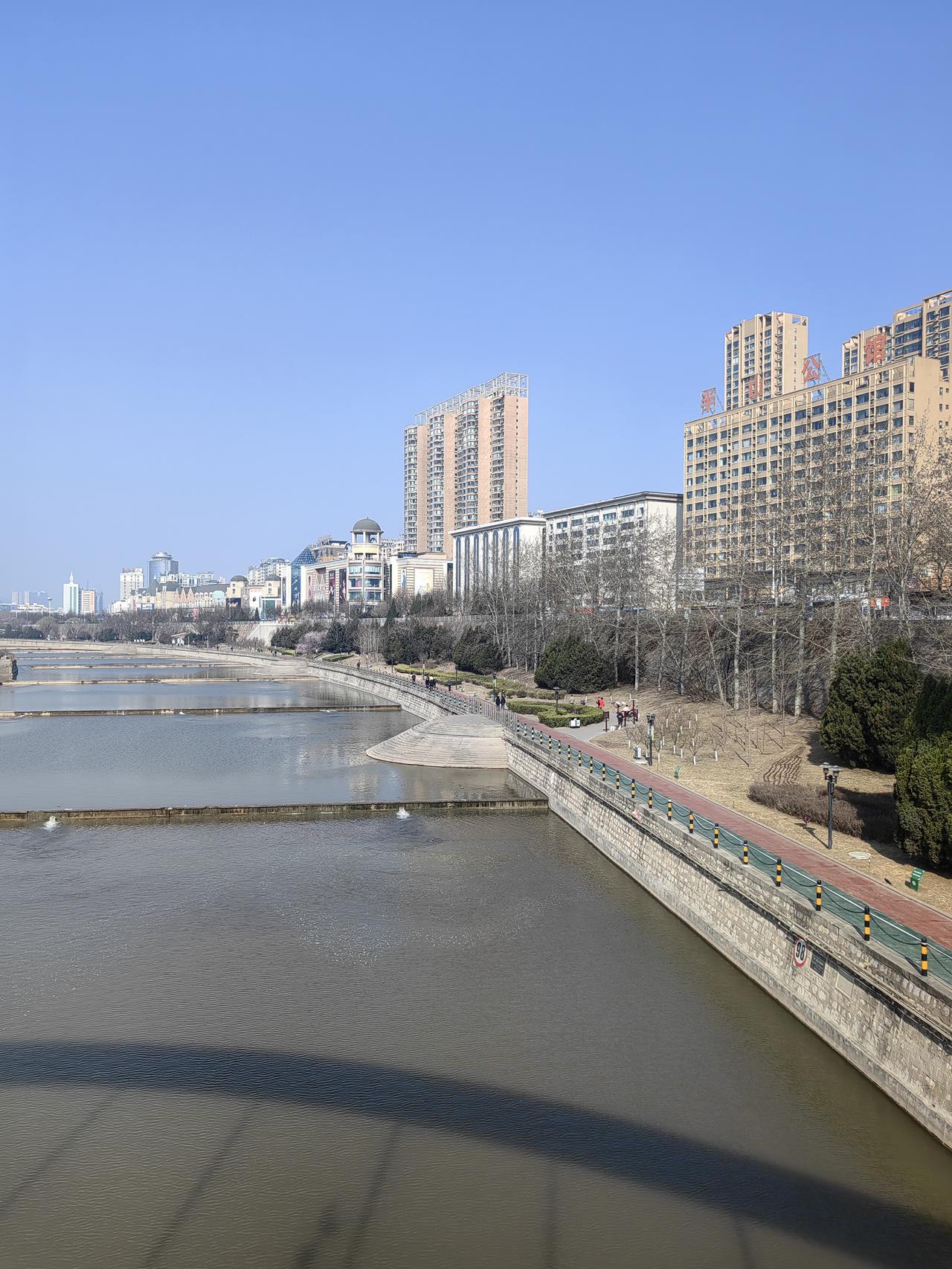 有媒体爆料，有个日本人竟打算通过长江运输石油，听闻此消息，我不禁哑然失笑。此人既