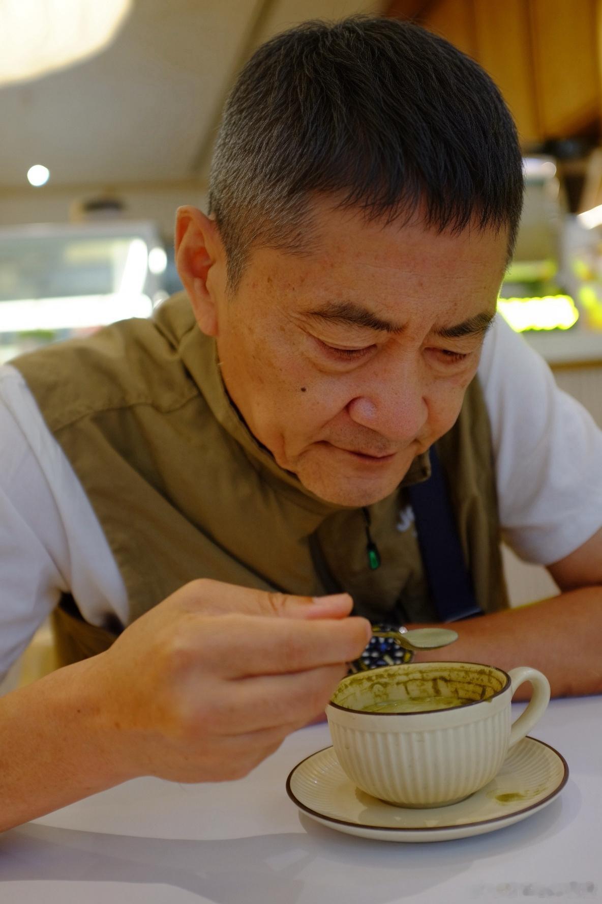 小朋友出来总归要弄点吃的东西哒哒🍵🍨hojicha拿铁和冰淇淋。吃货蔚在大马