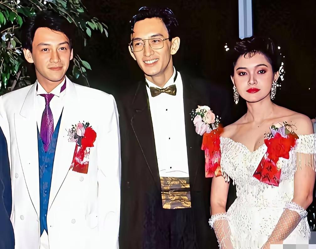 谁能想到！这是90年代吴启华第一次婚礼留影🔥
新娘是泰国富商千金，当年这场婚事