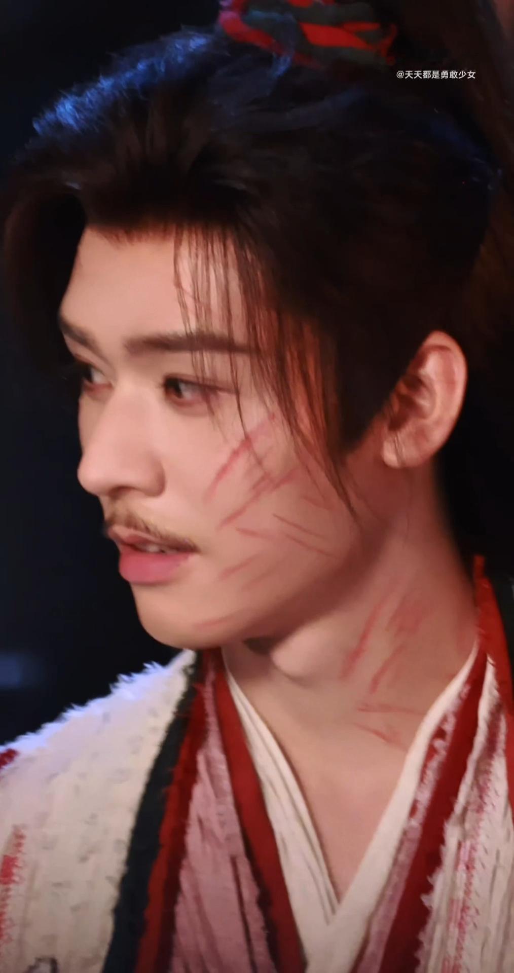 妈呀怼脸才看清楚是谁把我家小鸡挠成这样
