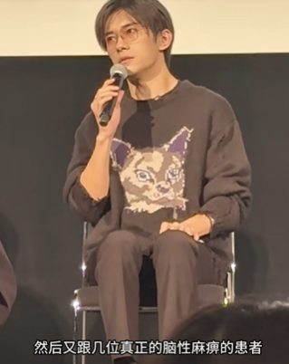看了许多《小小的我》路透，易烊千玺聊起自己为饰演刘春和这个角色所做的准备时，他没